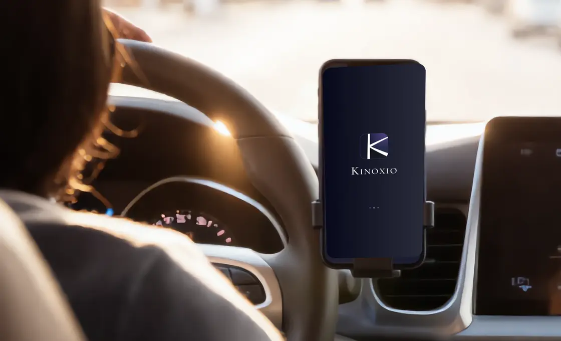 A Kinoxio driver's dashboard with the app mounted and ready